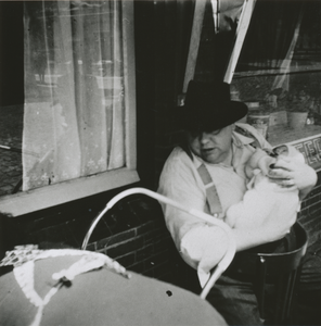 876447 Portret van caféhouder Marinus Johannes de Winter ('Dikke Dries', 1901-1952), met z'n pasgeboren kleinzoontje ...